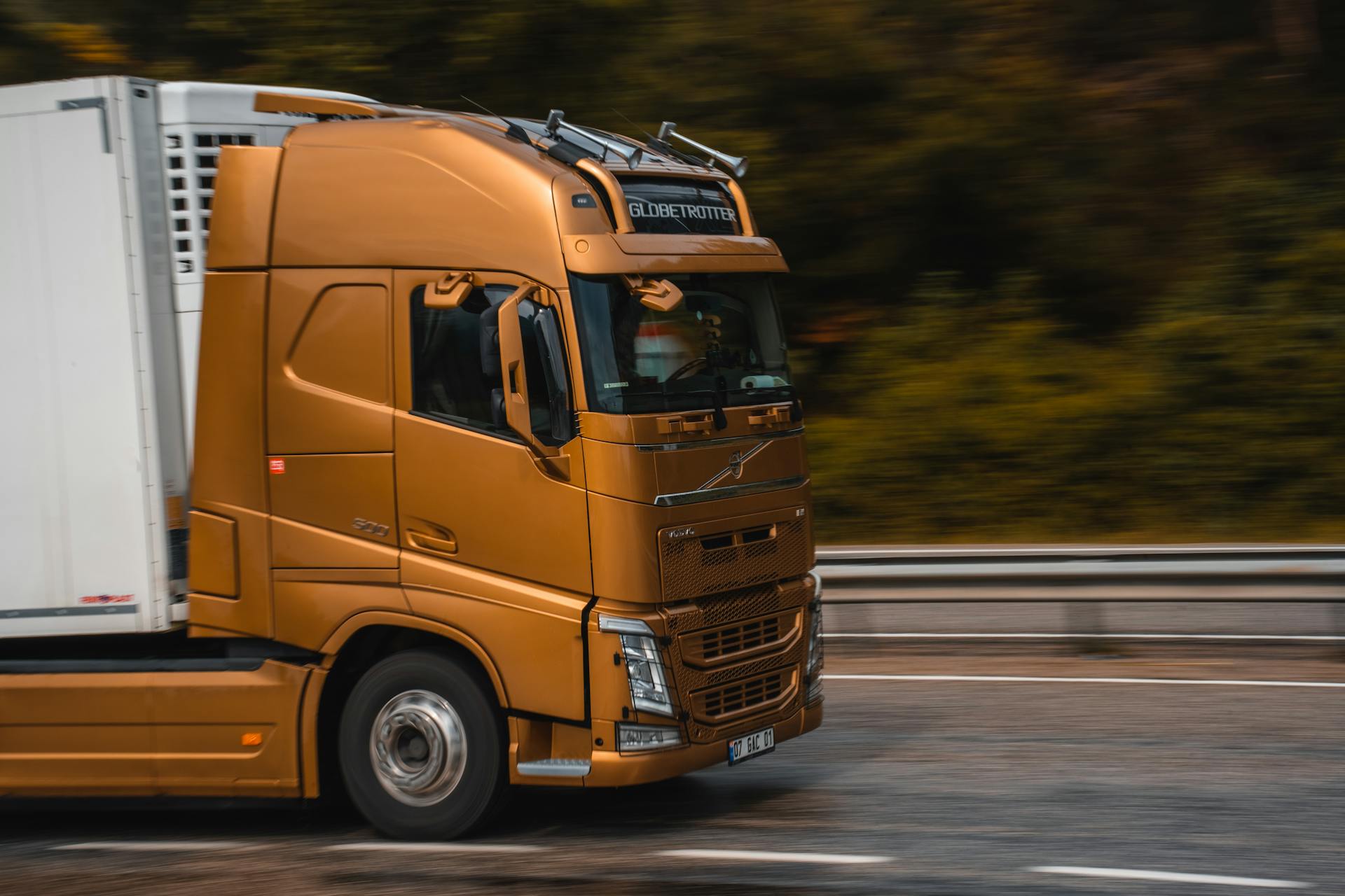 Volvo FH Globetrotter Euro-6 truck in transit, Konpax Trans livery